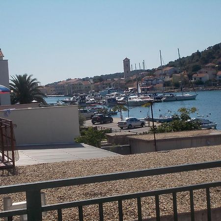 Waterfront Apartments Tisno Rum bild