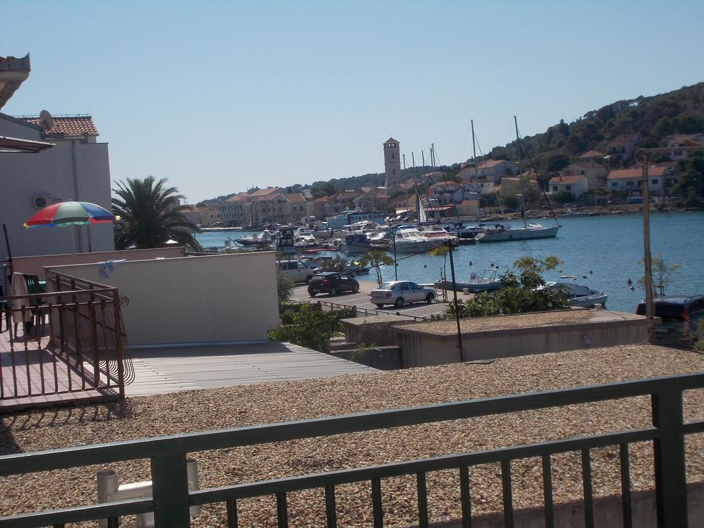 Waterfront Apartments Tisno Rum bild